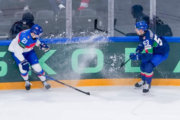 FRIBOURG, SWITZERLAND - MAY 17: Sebastian Cederle of Slovakia L) against Alex Trivellato of Italy R) during the 2026 IIHF Ice hockey, Eishockey World Championship, WM, Weltmeisterschaft Switzerland game between Italy and Slovakia at BCF Arena on May 17, 2026 in Fribourg, Fribourg. Fribourg BCF Arena Fribourg Switzerland Copyright: xJustPictures.ch JarixPestelaccix jp-en-EuSpIm-JP6_JAR_Italy_Slovakia_16May2026_00010