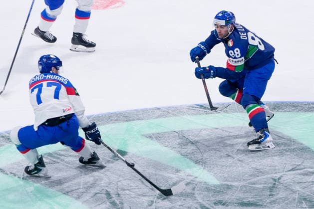 FRIBOURG, SWITZERLAND - MAY 17: Tommaso De Luca of Italy R) against Martin Fasko-rudas of Slovakia L) during the 2026 IIHF Ice hockey, Eishockey World Championship, WM, Weltmeisterschaft Switzerland game between Italy and Slovakia at BCF Arena on May 17, 2026 in Fribourg, Fribourg. Fribourg BCF Arena Fribourg Switzerland Copyright: xJustPictures.ch JarixPestelaccix jp-en-EuSpIm-JP6_JAR_Italy_Slovakia_16May2026_00017