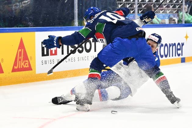 L-R Peter Spornberger (ITA) and Adam Sykora (SVK) in action during the 2026 IIHF World Championship, WM, Weltmeisterschaft Group B, match Italy vs Slovakia, on May 17, 2026, Fribourg, Switzerland. (CTKxPhoto RadekxPetrasek) CTKPhotoP2026051702974  CTKPhotoP2026051702974