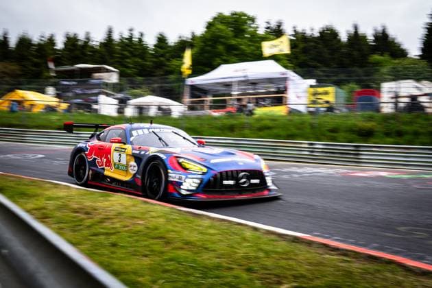 Der Mercedes-AMG GT3 von Mercedes-AMG Team Verstappen Racing durchfährt mit hohem Tempo eine Kurve auf dem Nürburgring. Das Fahrzeug Daniel Juncadella & Jules Gounon & Lucas Auer & Max Verstappen (Mercedes-AMG Team Verstappen Racing) trägt ein auffälliges Red-Bull-Livery in den Farben Blau, Rot und Gelb und ist mit den Sponsoren RAVENOL und DEKRA versehen. Die Bewegungsunschärfe im Hintergrund unterstreicht die hohe Geschwindigkeit des Fahrzeugs auf der Rennstrecke. Mercedes-AMG GT3 3 von Verstappen Racing auf dem Nürburgring Copyright: xMichaelxGelhardtx