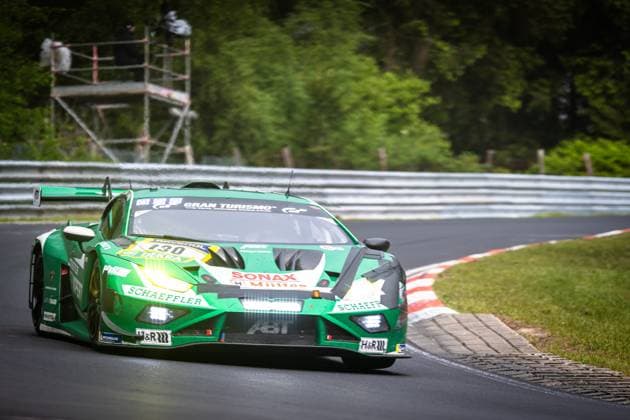 Der Lamborghini Huracán GT3 Marco Mapelli & Nicholas Yelloly & Nicky Catsburg (Red Bull Team ABT) von Red Bull Team ABT durchfährt eine schnelle Kurve auf der Nordschleife des Nürburgrings. Das grün lackierte Fahrzeug mit Startnummer 130 ist mit Sponsoren wie Schaeffler, SONAX, H&R und Gran Turismo beklebt. Die Frontscheinwerfer leuchten hell, während das Fahrzeug präzise über den Asphalt gelenkt wird. Lamborghini Huracán GT3 130 von Red Bull Team ABT auf der Nordschleife Copyright: xMichaelxGelhardtx