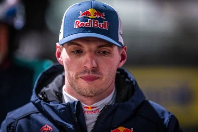 Max Verstappen vom Mercedes-AMG Team Verstappen Racing ist im Fahrerlager des Nürburgrings zu sehen. Er trägt eine Red-Bull-Cap sowie eine dunkelblaue Jacke mit Red-Bull-Branding und blickt konzentriert in die Kamera. Im Hintergrund ist das unscharfe Paddock-Ambiente erkennbar. Max Verstappen im Fahrerlager beim 24h Nürburgring 2026 Copyright: xMichaelxGelhardtx