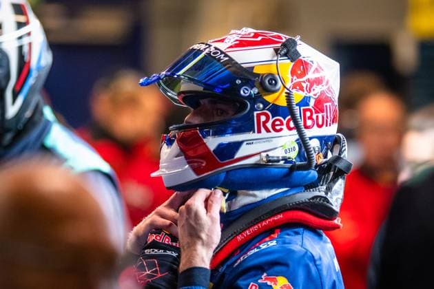 Fahrer mit Red-Bull-Helm und blauem Rennoverall bereitet sich im Fahrerlager vor Fahrer mit Red-Bull-Helm im Fahrerlager Copyright: xMichaelxGelhardtx