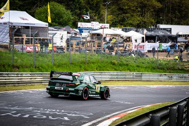Das dunkelgrüne Fahrzeug von HWA Engineering Speed mit der Startnummer 63 durchfährt eine Kurve auf der Nordschleife des Nürburgringes. Der Wagen trägt auffällige Sponsoren wie PARKSIDE, H&R und Hankook auf der Karosserie. Im Hintergrund sind Zuschauer, Zelte und Werbebanner der Sponsoren ROWE Motor Oil sowie KW Suspensions zu erkennen. Adam Adelson & James Green & Lance David Arnold & Renger Van der Zande (HWA Engineering Speed) HWA Engineering Speed 63 auf der Nordschleife am Nürburgring Copyright: xMichaelxGelhardtx