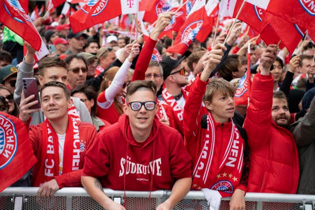 17.05.2026, Fussball Bundesliga 2025 2026, Meisterfeier des FC Bayern München auf dem Rathausbalkon in München. Bayernfans am Rathausplatz stimmen sich ein.