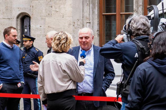 17.05.2026, Fussball Bundesliga 2025 2026, Meisterfeier des FC Bayern München auf dem Rathausbalkon in München. Ehren-Präsident Uli Hoeneß (FC Bayern München, Hoeness) beim Interview vor dem Rathaus