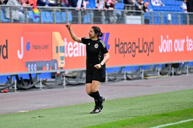 Fußball I Frauen I Saison 2025-2026 I Bundesliga I 26. Spieltag I Hamburger SV - FC Bayern München I 17.05.2026 Dr. Riem Hussein (Schiedsrichterin) beim Aufwärmen vor ihrem letzten Bundesligaspiel. Hamburg Volksparkstadion Hamburg Deutschland Copyright: xLobeca WolfxGebhardtx