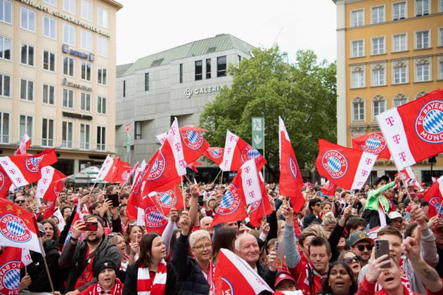 17.05.2026, Fussball Bundesliga 2025 2026, Meisterfeier des FC Bayern München auf dem Rathausbalkon in München. Bayernfans am Rathausplatz stimmen sich mit Fähnchen ein.