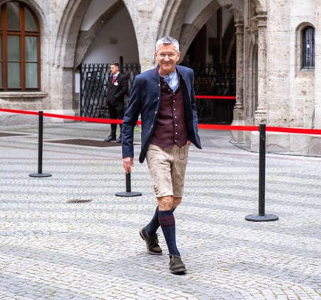 17.05.2026, Fussball Bundesliga 2025 2026, Meisterfeier des FC Bayern München auf dem Rathausbalkon in München. Präsident Herbert Hainer (FC Bayern) kommt in Tracht am Rathaus an.