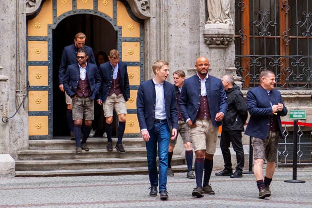 17.05.2026, Fussball Bundesliga 2025 2026, Meisterfeier des FC Bayern München auf dem Rathausbalkon in München. Das Team kommt in Tracht am Rathaus an. Oberbürgermeister Dominik Krause (mitte) begleitet Trainer Vincent Kompany (FC Bayern München), Sportvorstand Max Eberl (Bayern München), hi: Harry Kane (FC Bayern München), Serge Gnabry (FC Bayern München), Joshua Kimmich (FC Bayern München) *** 17 05 2026, Football Bundesliga 2025 2026, FC Bayern Munich championship celebration on the town hall balcony in Munich The team arrives in traditional costume at the town hall Mayor Dominik Krause center accompanied by coach Vincent Kompany FC Bayern Munich , Chief Sports Officer Max Eberl Bayern Munich , hi Harry Kane FC Bayern Munich , Serge Gnabry FC Bayern Munich , Joshua Kimmich FC Bayern Munich