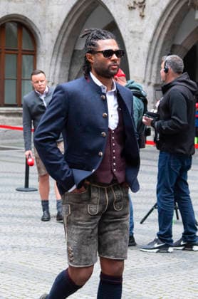 17.05.2026, Fussball Bundesliga 2025 2026, Meisterfeier des FC Bayern München auf dem Rathausbalkon in München. Das Team kommt in Tracht am Rathaus an. Serge Gnabry (FC Bayern München)