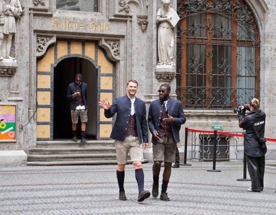 17.05.2026, Fussball Bundesliga 2025 2026, Meisterfeier des FC Bayern München auf dem Rathausbalkon in München. Das Team kommt in Tracht am Rathaus an. Torwart Manuel Neuer (li, FC Bayern München), Dayot Upamecano (FC Bayern München)