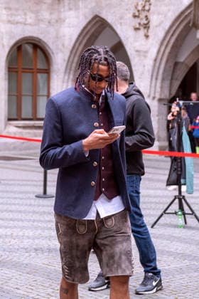 17.05.2026, Fussball Bundesliga 2025 2026, Meisterfeier des FC Bayern München auf dem Rathausbalkon in München. Das Team kommt in Tracht am Rathaus an. Michael Olise (FC Bayern München) am Handy.