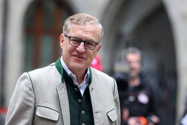Jan-Christian Dreesen (FC Bayern Muenchen, Vorstandsvorsitzender), GER, Empfang des FC Bayern Muenchen im Rathaus und Meisterfeier am Marienplatz, 17.05.2026, GER, Empfang des FC Bayern Muenchen im Rathaus und Meisterfeier am Marienplatz, 17.05.2026 Muenchen Copyright: xEibner-Pressefoto JennixMaulx EP_JML