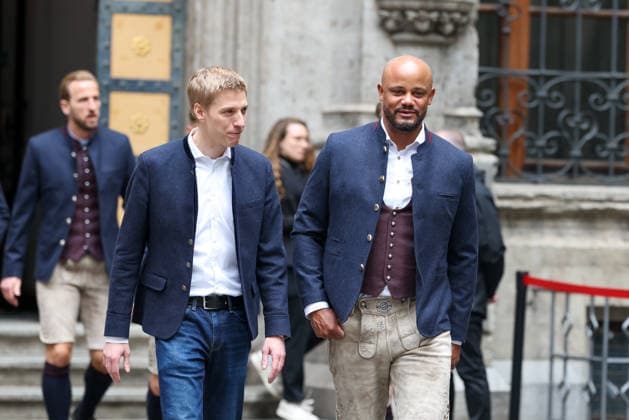 Vincent Kompany (FC Bayern Muenchen, Cheftrainer) mit Dominik Krause (Gruene, Oberbuergermeister Stadt Muenchen) , GER, Empfang des FC Bayern Muenchen im Rathaus und Meisterfeier am Marienplatz, 17.05.2026, GER, Empfang des FC Bayern Muenchen im Rathaus und Meisterfeier am Marienplatz, 17.05.2026 Muenchen Copyright: xEibner-Pressefoto JennixMaulx EP_JML