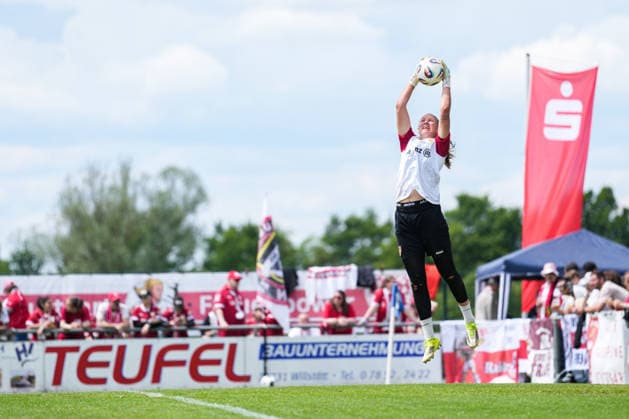 2. Frauen Bundesliga: SC Sand vs. VfB Stuttgart, 17.05.2026 Eve Böttcher (VfB Stuttgart, 25) beim aufwärmen 2. Frauen Bundesliga: SC Sand vs. VfB Stuttgart, Adams Arena SC Sand, 17.05.2026 DFB DFL REGULATIONS PROHIBIT ANY USE OF PHOTOGRAPHS AS IMAGE SEQUENCES AND OR QUASI-VIDEO. Copyright: xBEAUTIFULxSPORTS Boscox