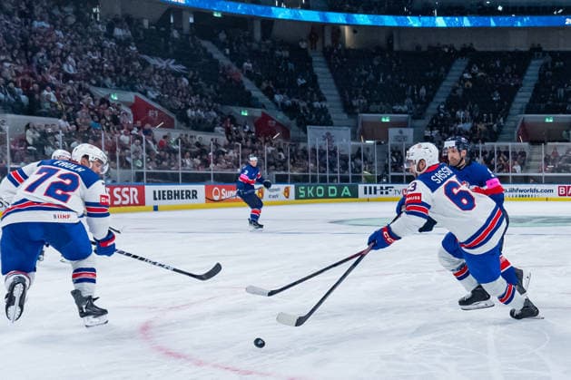 ZURICH, SWITZERLAND - MAY 17: Max Sasson (United States, 63) in the battle for the puck with Brett Perlini (Great Britain, 9) during the Preliminary Round - Group A Match 11 between Great Britain and United States at the IIHF Ice hockey, Eishockey World Championship, WM, Weltmeisterschaft 2026, Swiss Life Arena on May 17, 2026 in Zurich, Switzerland. Zurich Switzerland Copyright: xTimoxSteinx