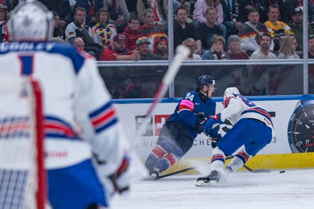 ZURICH, SWITZERLAND - MAY 17: Cade Neilson (Great Britain, 94) in the battle for the puck with Danny Nelson (United States, 82) during the Preliminary Round - Group A Match 11 between Great Britain and United States at the IIHF Ice hockey, Eishockey World Championship, WM, Weltmeisterschaft 2026, Swiss Life Arena on May 17, 2026 in Zurich, Switzerland. Zurich Switzerland Copyright: xTimoxSteinx