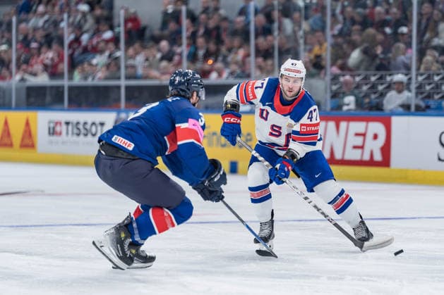 17 05 2026, Zurich, Swiss Life Arena, Ice hockey, Eishockey World Championships: Great Britain - USA, 47 Paul Cotter (United States), 3 Liam Steele (Great Britain) Zurich Swiss Life Arena Zurich Switzerland Copyright: xJustPictures.ch StefanxEmchx jp-de-StEm-DSC0067620260517