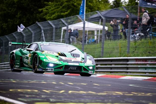 Der grüne Lamborghini Huracán GT3 von White Angel for Fly and Help mit der Startnummer 13 durchfährt eine Kurve auf der Nordschleife des Nürburgrings. Das Fahrzeug trägt die Sponsoren Schäffler, Repixpert, Sonax und H&R und ist mit dem ABT-Logo versehen. Im Hintergrund sind Zuschauer und Absperrungen zu sehen, die die Rennstreckenatmosphäre beim 24h Nürburgring 2026 unterstreichen. 13; Reiter Engineering Lamborghini Huracán GT3 13 von White Angel for Fly and Help auf der Nordschleife Copyright: xMichaelxGelhardtx