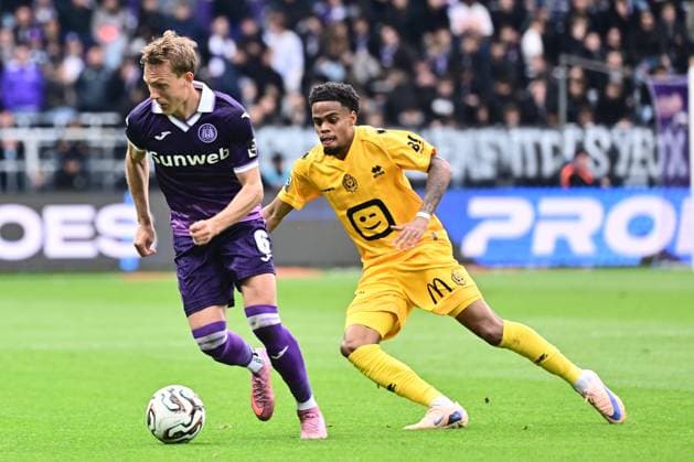 RSC Anderlecht v KV Mechelen - Jupiler Pro League Champions Play-Off ANDERLECHT, BELGIUM - MAY 17 : Augustinsson Ludwig defender of RSC Anderlecht and Koudou Therence defender of KV Mechelen battle for the ball during the Jupiler Pro League Champions Play-Off match between RSC Anderlecht and KV Mechelen on May 17, 2026 in Anderlecht, Belgium, 17 05 2026 Anderlecht Belgium  Copyright: xPeterxDexVoechtx
