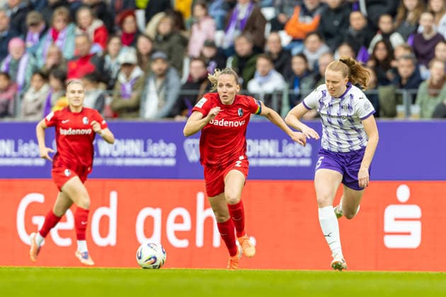 Lisa Karl Club Freiburg) und Laura Pucks (SGS Essen) im Zweikampf waehrend des Spiels der Frauen Fussball Bundesliga zwischen SGS Essen und Sport-Club Freiburg, Stadion an der Hafenstrasse am 17. May 2026 in Essen, Deutschland. (Foto von Mario Hommes DeFodi Images) +++ Lisa Karl (Sport-Club Freiburg) und Laura Pucks (SGS Essen) battle for the ball during the Women s Soccer Bundesliga match between SGS Essen and Sport-Club Freiburg at Stadion an der Hafenstrasse on May 17, 2026 in Essen, Germany. (Photo by Mario Hommes DeFodi Images) DFL regulations prohibit any use of photographs as image sequences and or quasi-video. -