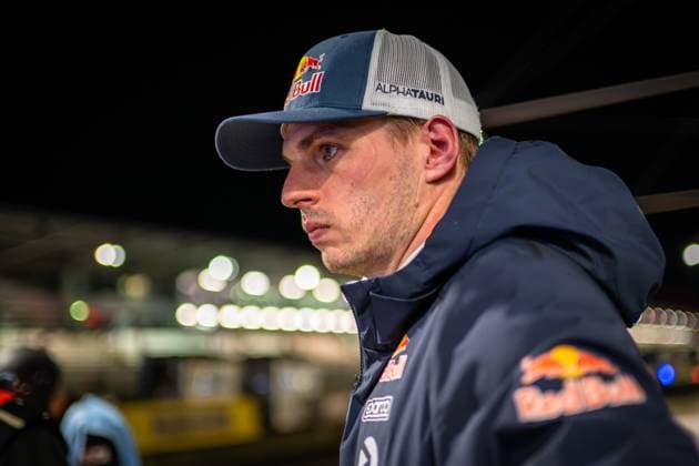 Nahaufnahme eines Fahrers im Paddock des Nürburgring mit Red Bull-Teamkleidung und Mütze. Im Hintergrund sind Boxenanlage und Hospitality-Bereiche des Rennveranstaltungsgeländes erkennbar. Max Verstappen im Fahrerlager beim 24h Nürburgring 2026 Copyright: xMichaelxGelhardtx