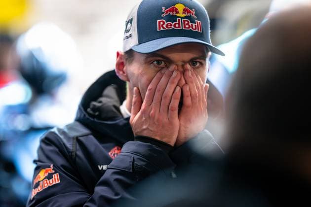 Porträt eines Fahrers mit Red Bull Cap und Teamkleidung im Fahrerlager des Nürburgring. Der Fahrer trägt typische Red Bull Motorsport-Ausrüstung und ist in entspannter Atmosphäre fotografiert. Red Bull Team Fahrer im Fahrerlager auf dem Nürburgring Copyright: xMichaelxGelhardtx