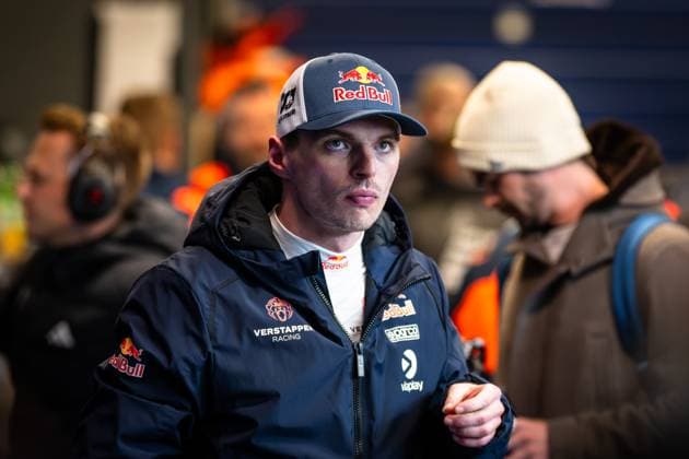 Max Verstappen trägt die Teamkleidung von Mercedes-AMG Team Verstappen Racing mit Red-Bull-Sponsoring im Fahrerlager des Nürburgring. Der Fahrer ist deutlich erkennbar und blickt konzentriert in die Kamera. Max Verstappen von Mercedes-AMG Team Verstappen Racing im Fahrerlager Copyright: xMichaelxGelhardtx