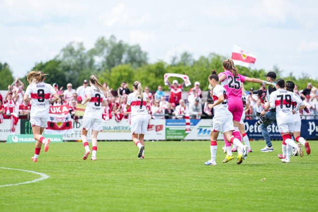 2. Frauen Bundesliga: SC Sand vs. VfB Stuttgart, 17.05.2026 Die Stuttgarter die vor dem Anpfiff zu ihren Fans laufen 2. Frauen Bundesliga: SC Sand vs. VfB Stuttgart, Adams Arena SC Sand, 17.05.2026 DFB DFL REGULATIONS PROHIBIT ANY USE OF PHOTOGRAPHS AS IMAGE SEQUENCES AND OR QUASI-VIDEO. Copyright: xBEAUTIFULxSPORTS Boscox