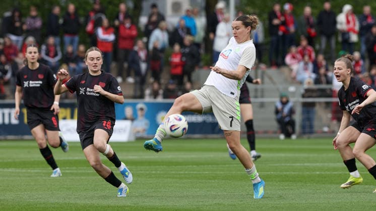 v.li.: Sofie Zdebel (Bayer 04 Leverkusen, 16) und Larissa Mühlhaus (SV Werder Bremen, 7) im Zweikampf, Duell, Dynamik, Aktion, Action, Spielszene, DIE DFB-RICHTLINIEN UNTERSAGEN JEGLICHE NUTZUNG VON FOTOS ALS SEQUENZBILDER UND ODER VIDEOÄHNLICHE FOTOSTRECKEN. DFB REGULATIONS PROHIBIT ANY USE OF PHOTOGRAPHS AS IMAGE SEQUENCES AND OR QUASI-VIDEO., 17.05.2026, Leverkusen (Deutschland), Fussball, Google Pixel Frauen-Bundesliga, Bayer 04 Leverkusen - SV Werder Bremen