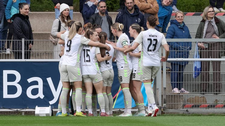 Spielerinnen des SV Werder Bremen mit Torjubel, Jubel, jubeln, jubelt, optimistisch, Spielszene, Highlight, Freude über das Tor zum 0:1, DIE DFB-RICHTLINIEN UNTERSAGEN JEGLICHE NUTZUNG VON FOTOS ALS SEQUENZBILDER UND ODER VIDEOÄHNLICHE FOTOSTRECKEN. DFB REGULATIONS PROHIBIT ANY USE OF PHOTOGRAPHS AS IMAGE SEQUENCES AND OR QUASI-VIDEO., 17.05.2026, Leverkusen (Deutschland), Fussball, Google Pixel Frauen-Bundesliga, Bayer 04 Leverkusen - SV Werder Bremen