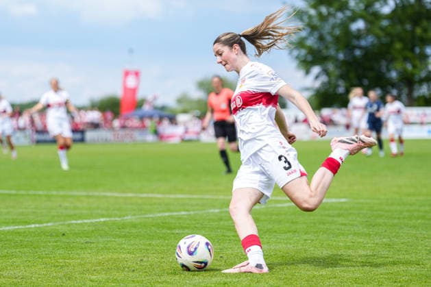 2. Frauen Bundesliga: SC Sand vs. VfB Stuttgart, 17.05.2026 Lenelotte Müller (VfB Stuttgart, 3) mit einer Flanke 2. Frauen Bundesliga: SC Sand vs. VfB Stuttgart, Adams Arena SC Sand, 17.05.2026 DFB DFL REGULATIONS PROHIBIT ANY USE OF PHOTOGRAPHS AS IMAGE SEQUENCES AND OR QUASI-VIDEO. Copyright: xBEAUTIFULxSPORTS Boscox