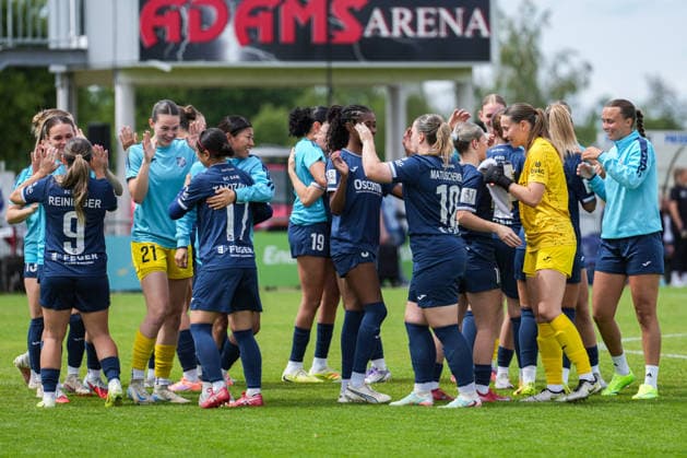 2. Frauen Bundesliga: SC Sand vs. VfB Stuttgart, 17.05.2026 Die Sander die sich vor dem Spiel abklatschen 2. Frauen Bundesliga: SC Sand vs. VfB Stuttgart, Adams Arena SC Sand, 17.05.2026 DFB DFL REGULATIONS PROHIBIT ANY USE OF PHOTOGRAPHS AS IMAGE SEQUENCES AND OR QUASI-VIDEO. Copyright: xBEAUTIFULxSPORTS Boscox