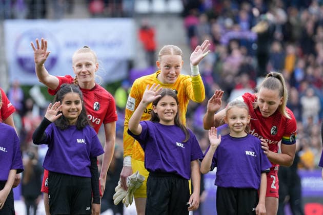 Meret Felde (SC Freiburg, 04), Rebecca Adamczyk (SC Freiburg, 33) und Lisa Karl (SC Freiburg, 02) , Deutschland, Fussball, GooglePixel Frauen-Bundesliga, 26.Spieltag, 2025 2026, SGS Essen vs. SC Freiburg, 17.05.2026, Stadion an der Hafenstraße, Essen Essen Stadion an der Hafenstraße Nordrhein-Westfalen Deutschland Copyright: xArnexAmbergx