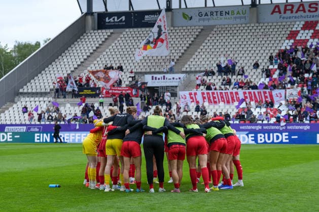 Mannschaftskreis , Deutschland, Fussball, GooglePixel Frauen-Bundesliga, 26.Spieltag, 2025 2026, SGS Essen vs. SC Freiburg, 17.05.2026, Stadion an der Hafenstraße, Essen Essen Stadion an der Hafenstraße Nordrhein-Westfalen Deutschland Copyright: xArnexAmbergx