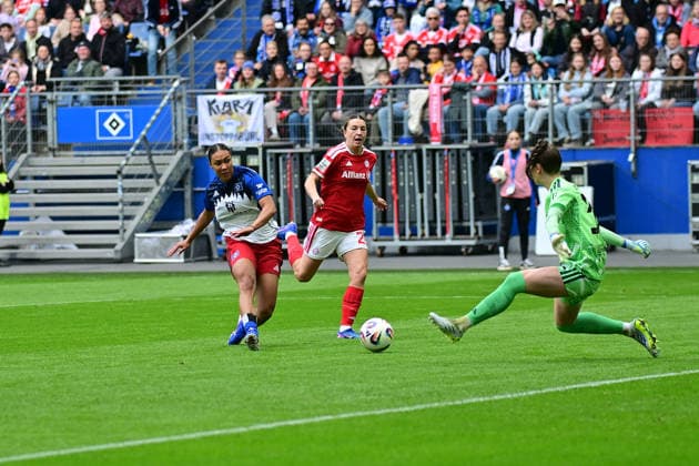 Fußball I Frauen I Saison 2025-2026 I Bundesliga I 26. Spieltag I Hamburger SV - FC Bayern München I 17.05.2026 Erster Torschuss durch den HSV, Melina Krüger (9, Hamburger SV) schiebt am Tor vorbei. Hamburg Volksparkstadion Hamburg Deutschland Copyright: xLobeca WolfxGebhardtx