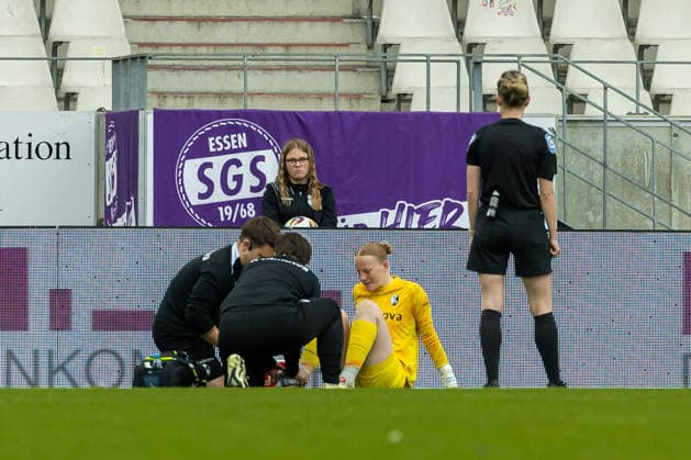 Torwaerterin Rebecca Adamczyk Club Freiburg) wird behandelt waehrend des Spiels der Frauen Fussball Bundesliga zwischen SGS Essen und Sport-Club Freiburg, Stadion an der Hafenstrasse am 17. May 2026 in Essen, Deutschland. (Foto von Mario Hommes DeFodi Images) +++ Torwaerterin Rebecca Adamczyk (Sport-Club Freiburg) receives medical treatment during the Women s Soccer Bundesliga match between SGS Essen and Sport-Club Freiburg at Stadion an der Hafenstrasse on May 17, 2026 in Essen, Germany. (Photo by Mario Hommes DeFodi Images) DFL regulations prohibit any use of photographs as image sequences and or quasi-video. -