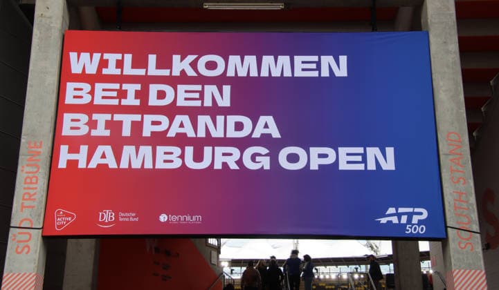 Bitpanda Hamburg Open, ATP, Tennis Herren 500, Sponsor: Großes Willkommens-Anzige über einem Eingang zum Stadion am Rothenbaum.