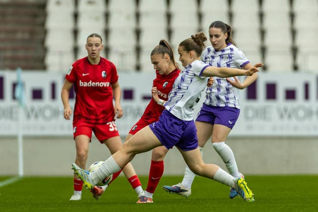 Leela Egli Club Freiburg) und Paula Flach (SGS Essen) im Zweikampf waehrend des Spiels der Frauen Fussball Bundesliga zwischen SGS Essen und Sport-Club Freiburg, Stadion an der Hafenstrasse am 17. May 2026 in Essen, Deutschland. (Foto von Mario Hommes DeFodi Images) +++ Leela Egli (Sport-Club Freiburg) und Paula Flach (SGS Essen) battle for the ball during the Women s Soccer Bundesliga match between SGS Essen and Sport-Club Freiburg at Stadion an der Hafenstrasse on May 17, 2026 in Essen, Germany. (Photo by Mario Hommes DeFodi Images) DFL regulations prohibit any use of photographs as image sequences and or quasi-video. -