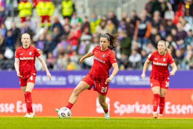 Leela Egli Club Freiburg) in Aktion, am Ball, Einzelaktion waehrend des Spiels der Frauen Fussball Bundesliga zwischen SGS Essen und Sport-Club Freiburg, Stadion an der Hafenstrasse am 17. May 2026 in Essen, Deutschland. (Foto von Mario Hommes DeFodi Images) +++ Leela Egli (Sport-Club Freiburg) controls the ball during the Women s Soccer Bundesliga match between SGS Essen and Sport-Club Freiburg at Stadion an der Hafenstrasse on May 17, 2026 in Essen, Germany. (Photo by Mario Hommes DeFodi Images) DFL regulations prohibit any use of photographs as image sequences and or quasi-video. -