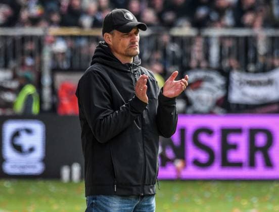 Trainer Alexander Blessin ( Pauli ) Deutschland , Hamburg , Millerntorstadion , Fussball , 1. Bundesliga , FC St Pauli - VFL Wolfsburg *** Coach Alexander Blessin Pauli Germany , Hamburg , Millerntorstadion , Football , 1 Bundesliga , FC St Pauli VFL Wolfsburg