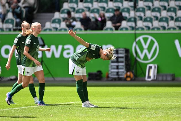 Fußball I Frauen I Saison 2025-2026 I Bundesliga I 26. Spieltag I VfL Wolfsburg - 1. FC Nürnberg I 17.05.2026 Torjubel Alexandra Popp (11, VfL Wolfsburg) verbeugt sich vor den Fans nach ihrem Tor zum 1:0 Wolfsburg Volkswagen Arena Niedersachsen Deutschland Copyright: xLobeca InesxHähnelx