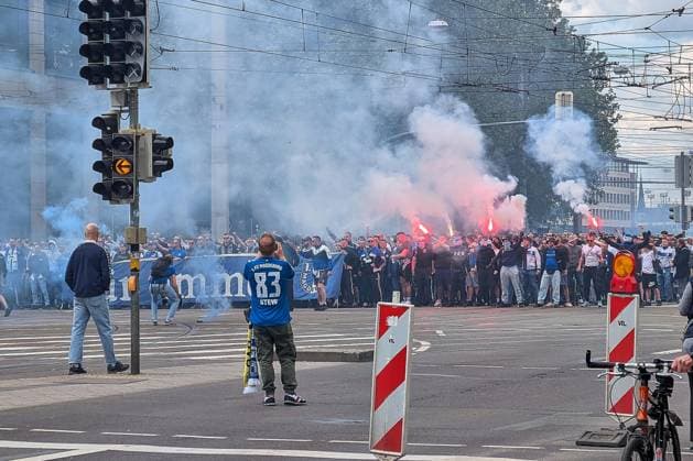 Magdeburg, Sachsen-Anhalt, Deutschland, 17.05.2026: 34. Spieltag, Saison 2025 26, 2. Fußball-Bundesliga: 1. FC Magdeburg - 1. FC Kaiserslautern: Magdeburg-Fans ziehen vor dem Spiel mit Pyrotechnik durch die Innenstadt