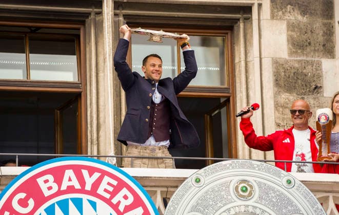 17.05.2026, Fussball Bundesliga 2025 2026, Meisterfeier des FC Bayern München auf dem Rathausbalkon in München. Torwart Manuel Neuer (FC Bayern München) präsentiert die Meisterschale den Fans.