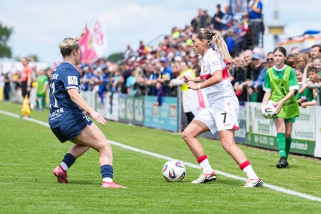 2. Frauen Bundesliga: SC Sand vs. VfB Stuttgart, 17.05.2026 Zweikampf zwischen Leni Fischer (SC Sand, 11) und Dafina Redzepi (VfB Stuttgart, 7) 2. Frauen Bundesliga: SC Sand vs. VfB Stuttgart, Adams Arena SC Sand, 17.05.2026 DFB DFL REGULATIONS PROHIBIT ANY USE OF PHOTOGRAPHS AS IMAGE SEQUENCES AND OR QUASI-VIDEO. Copyright: xBEAUTIFULxSPORTS Boscox