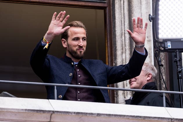 MUNICH, GERMANY - MAY 17: Harry Kane (FC Bayern Muenchen, 9) with the trophy on the balcony during the Meisterfeier of FC Bayern Muenchen at Marienplatz on May 17, 2026 in Munich, Germany. Bavaria Germany Copyright: xSteffiexWunderlx