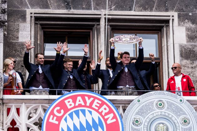 MUNICH, GERMANY - MAY 17: Jonas Urbig (FC Bayern Muenchen, 40) with the trophy on the balcony during the Meisterfeier of FC Bayern Muenchen at Marienplatz on May 17, 2026 in Munich, Germany. Bavaria Germany Copyright: xSteffiexWunderlx