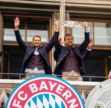 17.05.2026, Fussball Bundesliga 2025 2026, Meisterfeier des FC Bayern München auf dem Rathausbalkon in München. Torwart Manuel Neuer (FC Bayern München) und Harry Kane (re, FC Bayern München) präsentieren die Meisterschale den Fans.