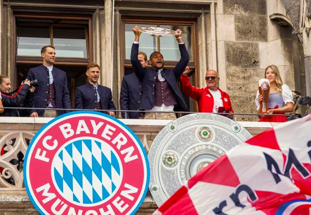 17.05.2026, Fussball Bundesliga 2025 2026, Meisterfeier des FC Bayern München auf dem Rathausbalkon in München. Jonathan Tah (FC Bayern München) präsentiert die Meisterschale den Fans. li: Torwart Manuel Neuer (FC Bayern München), Joshua Kimmich (FC Bayern München)